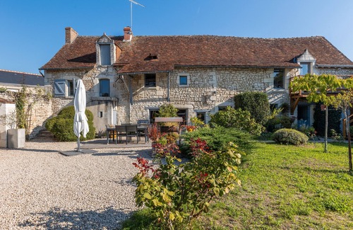 Tavant Bed & Breakfast | Bed and Breakfast 'Vert Ailleurs' with Shared Terrace, Shared Garden and Wi-Fi