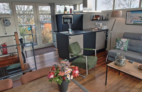 Nieuw-West Boat Rental | Bed & boat, apartment on houseboat, free parking, free city bikes.