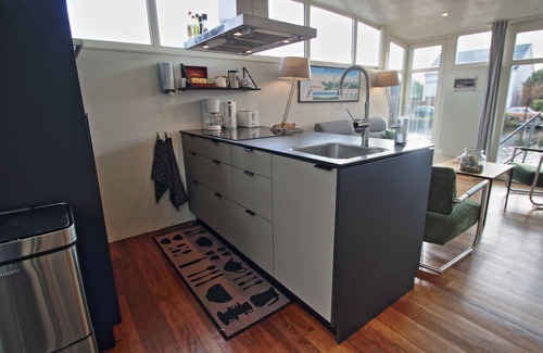 Nieuw-West Boat Rental | Bed & boat, apartment on houseboat, free parking, free city bikes.
