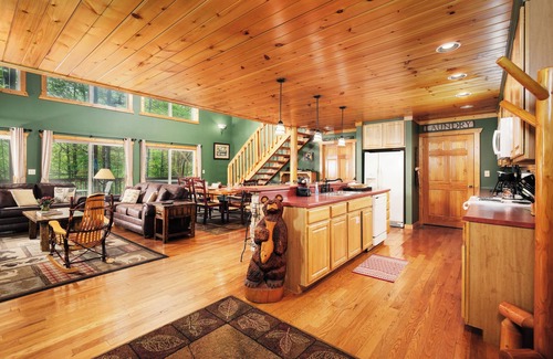 Gatlinburg - Pigeon Forge Cabin | BEDFORD FALLS is mountain luxury- pool table, hot tub, AND MOUNTAIN VEW!