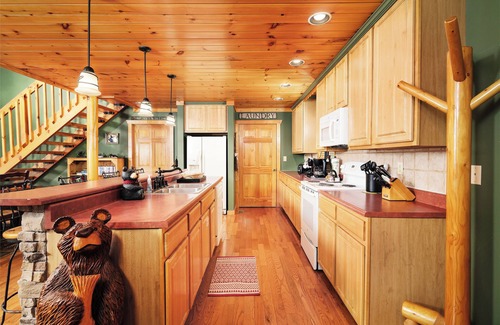 Gatlinburg - Pigeon Forge Cabin | BEDFORD FALLS is mountain luxury- pool table, hot tub, AND MOUNTAIN VEW!