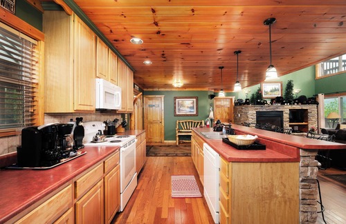 Gatlinburg - Pigeon Forge Cabin | BEDFORD FALLS is mountain luxury- pool table, hot tub, AND MOUNTAIN VEW!