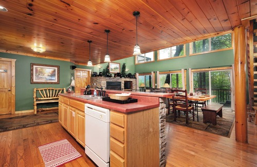 Gatlinburg - Pigeon Forge Cabin | BEDFORD FALLS is mountain luxury- pool table, hot tub, AND MOUNTAIN VEW!