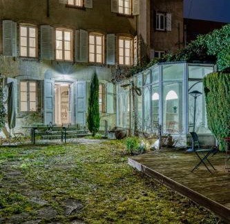 Ferney-Voltaire House | Bedroom 2 - Authentic charm - COLIVING Historic House