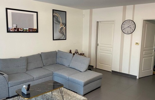 Marcq-en-Baroeul Bed & Breakfast | Bedroom with office and bathroom near Lille