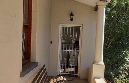 Grahamstown House | Bedsitter with on-suite bathroom and full Kitchen