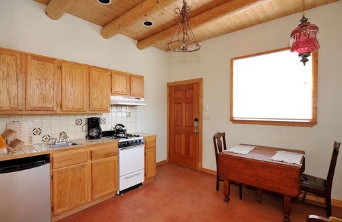 Northeast Santa Fe House | Bee: Charming casita near Santa Fe Plaza