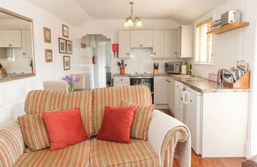 Castleton Cottage | BEE GARTH, with open fire in Castleton