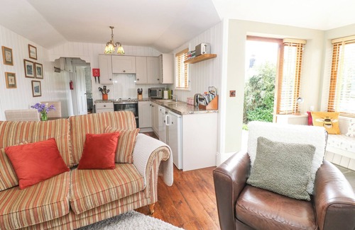 Castleton Cottage | BEE GARTH, with open fire in Castleton