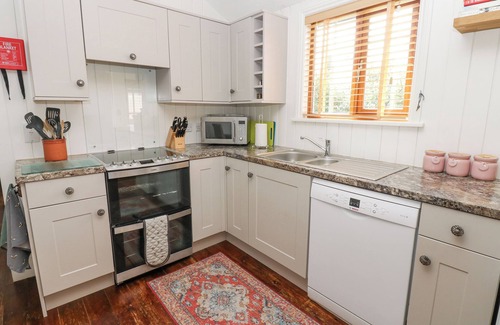 Castleton Cottage | BEE GARTH, with open fire in Castleton