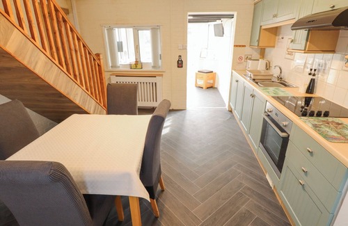 Goxhill Cottage | BEECH COTTAGE, with hot tub in Barrow-Upon-Humber