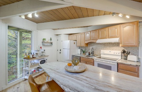 Beech Mountain Cabin | Beech Mountain Cabin w/Hot Tub: 1 Mi to Slopes!