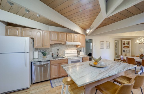 Beech Mountain Cabin | Beech Mountain Cabin w/Hot Tub: 1 Mi to Slopes!