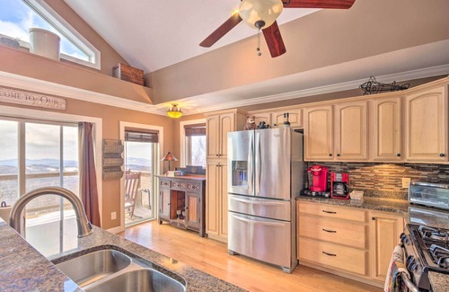 Beech Mountain House | Beech Mountain Retreat w/Open Deck: 2 Mi to Ski!