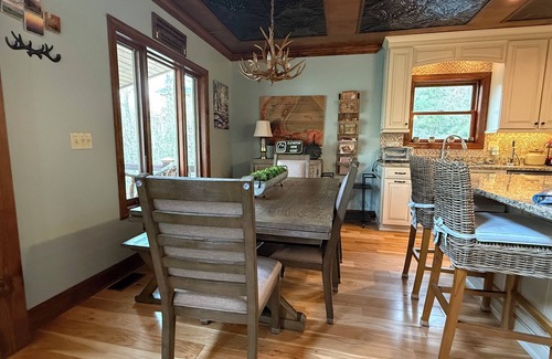 Charter Hills Cabin | BEECH MTN CABIN - 4 BR- GREAT YARD, 2 DOGS, FIRE PIT, VERY CLEAN, CENTRAL AC