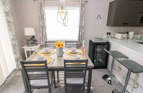 Hasguard Cross Cottage | BEECHWOOD LODGE, pet friendly, with hot tub in Little Haven