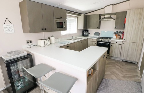 Hasguard Cross Cottage | BEECHWOOD LODGE, pet friendly, with hot tub in Little Haven