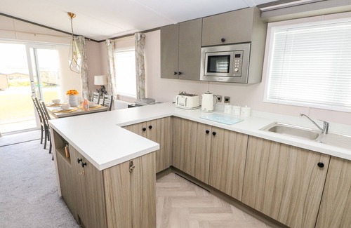 Hasguard Cross Cottage | BEECHWOOD LODGE, pet friendly, with hot tub in Little Haven