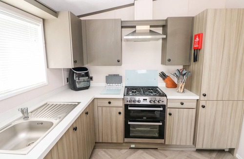 Hasguard Cross Cottage | BEECHWOOD LODGE, pet friendly, with hot tub in Little Haven