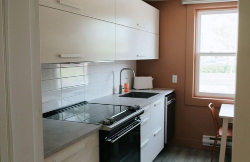 Queens Square House | Beecomb House- New & Modern Water View House