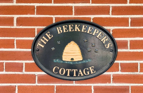 Washington House | Beekeeper's Cottage - Hot Tub, Heated Pool, Dog-friendly, Downtown