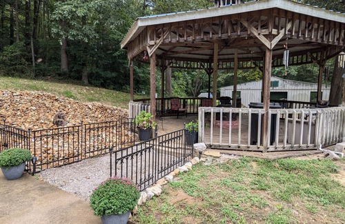 Tamms House | Beer and s'mores anyone? We've got you! Hunting cabin meets weekend hideout.