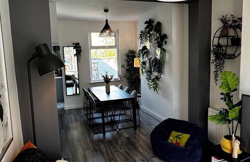 Belfast House | Beersbridge Road Townhouse (Cosy 3 Bed between the City Centre & Ballyhackamore)