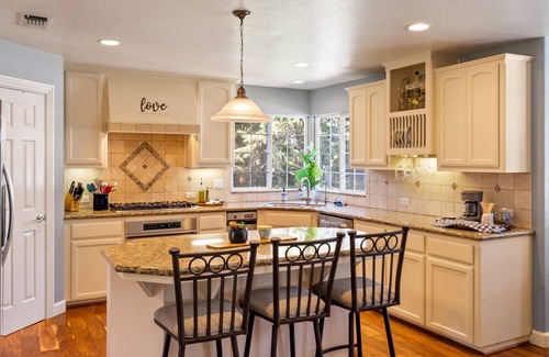 Templeton House | Behind The Red Door/Pool/Middle of Wine Country/Private/Gated/Pool Table