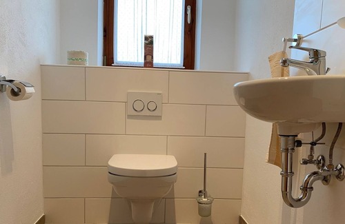 Brannenburg Apartment | Bei der Meierei, 63 qm, Wohnschlafzimmer, Schlafzimmer, Bad mit Dusche, Extra WC, Balkon, Bergblick