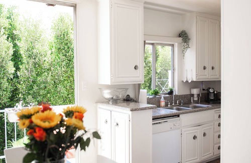 Westwood Apartment | Bel Air & Beverly Hills - Charming & Bright/Top Floor Apartment: 2 Bed & 2 Bath