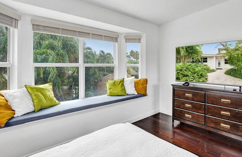 Bel Air House | BEL-AIR VILLA- HEATED POOL-WALK TO BEACH-WATERFRONT