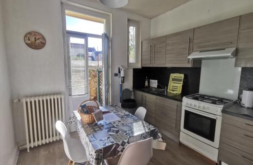 Quartier de France Apartment | Bel appartement tout équipé! Proche des parcs, avec sa cour privative et sa place de parking sécurisée à 450 m du logement