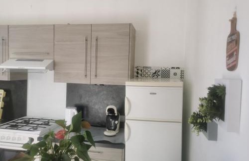 Quartier de France Apartment | Bel appartement tout équipé! Proche des parcs, avec sa cour privative et sa place de parking sécurisée à 450 m du logement