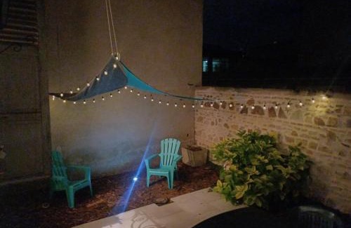 Quartier de France Apartment | Bel appartement tout équipé! Proche des parcs, avec sa cour privative et sa place de parking sécurisée à 450 m du logement