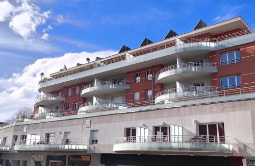 Lamalou-les-Bains Apartment | Bel F3 climatisé avec parkings, terrasse et vue sur montagnes à 50m du centre et des thermes - FR-1-451-213