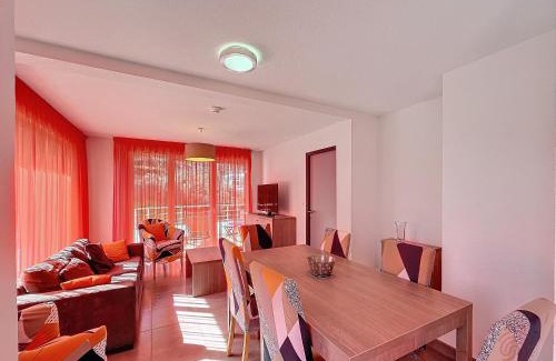 Lamalou-les-Bains Apartment | Bel F3 climatisé avec parkings, terrasse et vue sur montagnes à 50m du centre et des thermes - FR-1-451-213