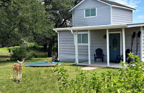 Marble Falls Cottage | Belaire Lake Retreat, Cozy 2BR with Firepit & Kayaks