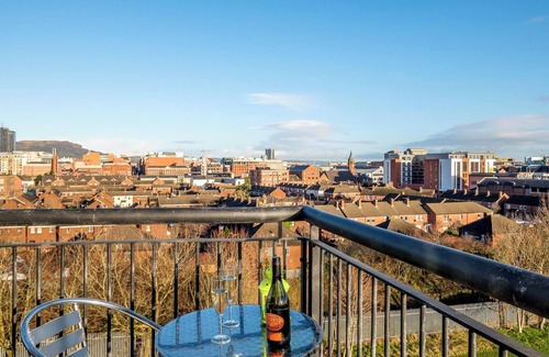 Belfast City Centre Apartment | BELFAST 3 BED PENTHOUSE APARTMENT ~ Stunning City Views Free Parking Free Wi Fi