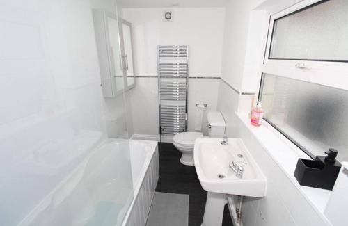 Belfast House | Belfast Cozy Home is a spacious home closer to Belfast City Centre.