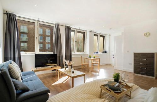 Borehamwood Apartment | Belgravia Apartments - Spacious Private Studio 89 with parking