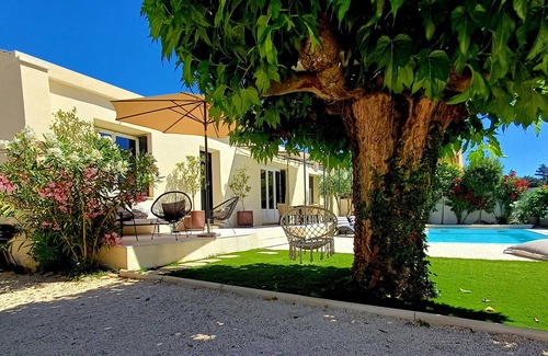 Saint-Saturnin-les-Avignon Villa | Belle Villa Avec Piscine Privée Près D'avignon