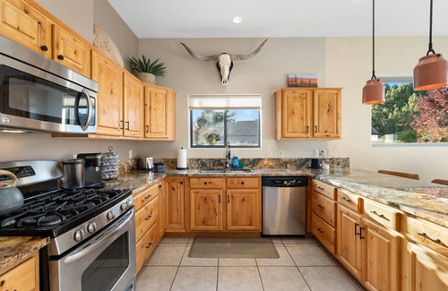 Oak Creek House | Bell Rock Views + Heated Pool & Spa ~ Luxe 6BD Sedona Stargazing Retreat