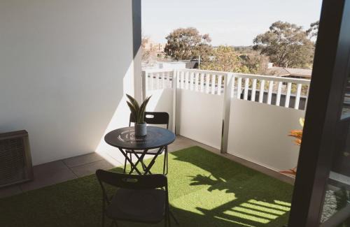 Heidelberg Heights Apartment | Bell St Retreat - 2BR 2Bath Stay
