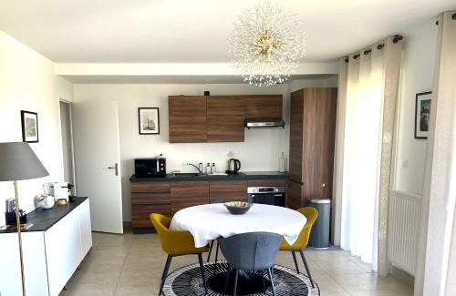 Dinard Apartment | BELLA CRUZ 66 m2 prestations premium, wifi, balcon, parking avec borne de recharge électrique, plage Prieuré, Commerces