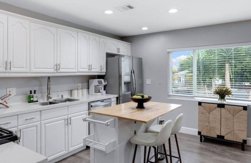 Grant Hill Villa | Bella| Heated Pool/Spa|Downtown|Freeways|Beaches