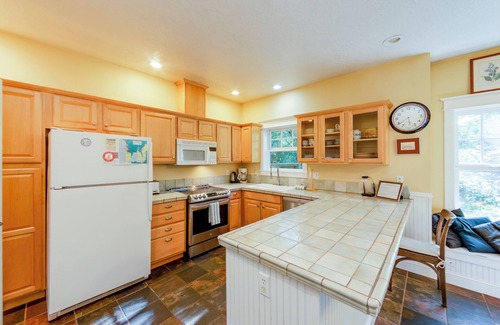 Manzanita House | Bella Mar- Beautiful 4 bdrm home, Hot tub, Dogs Ok, 2 blocks to beach.