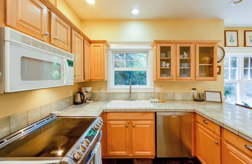 Manzanita House | Bella Mar- Beautiful 4 bdrm home, Hot tub, Dogs Ok, 2 blocks to beach.