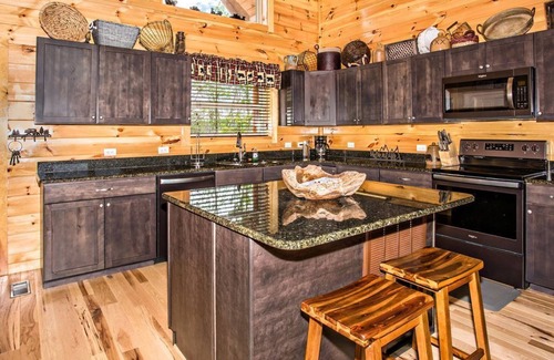 Gatlinburg Cabin | Bella Vista Lodge | Fire Pit 🔥| Hot Tub | Yard | Views | Owner Managed | Games!