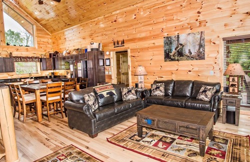 Gatlinburg Cabin | Bella Vista Lodge | Fire Pit 🔥| Hot Tub | Yard | Views | Owner Managed | Games!