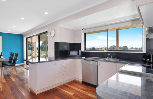 Mansfield House | Bella Vista - Mansfield - Sleeps 8